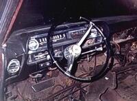 Um Cadillac teve seu interior desmontado, restando só o painel 