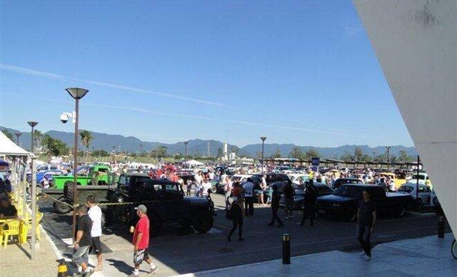 O estacionamento do Serramar Shoppping ficou repleto de veículos e público