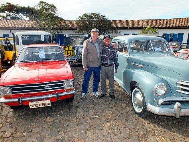 Paulo Affonso e Ernandes  ao lado de seus respectivos Opels
