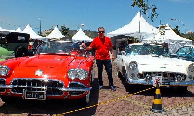 Rosetti entre dois de seus automóveis: o Chevrolet Corvette e o Ford Thunderbird