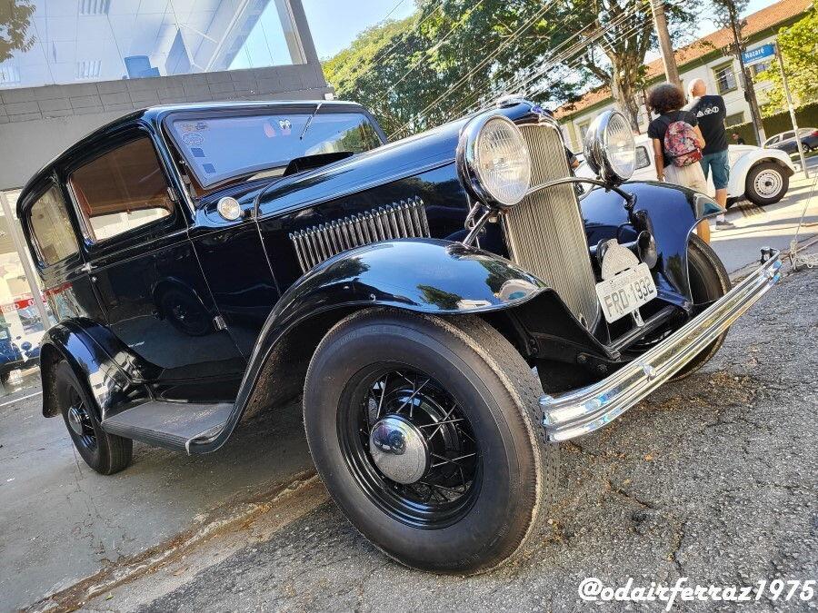 Clube mostra carros de corrida antigos fabricados no Brasil