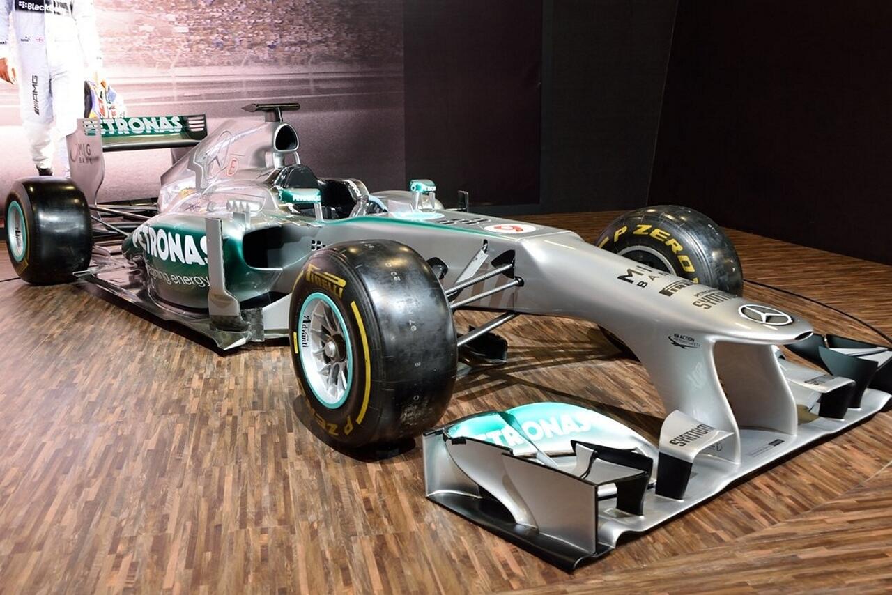 Mercedes W04, da primeira vitória de Lewis Hamilton, é leiloada por R$ 90 milhões