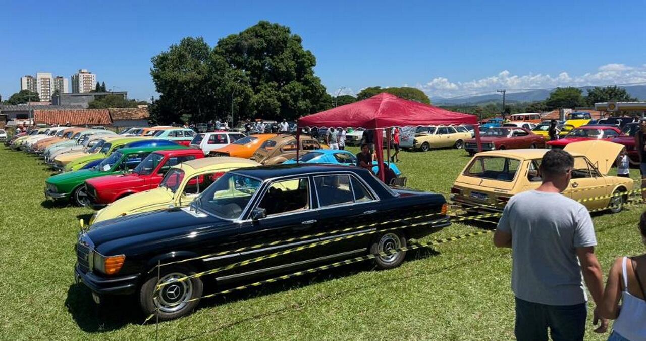 Encontro de carros antigos reuniu mais de 5.000 pessoas no Museu Roberto Lee no último domingo (3)