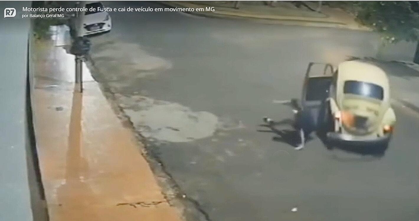 Porta de Fusca abre sozinha e arremessa motorista para fora