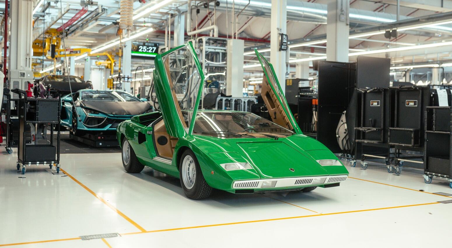 50 anos depois, Lamborghini Countach nº 1 visita sua linha de produção