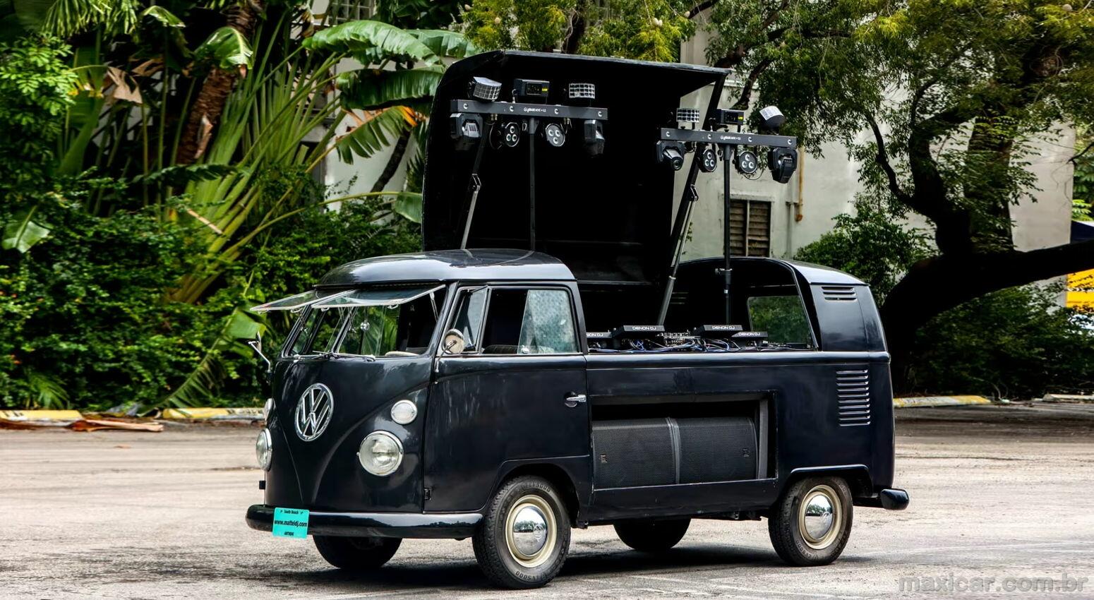 Para animar sua festa, que tal uma Kombi mesa de DJ?